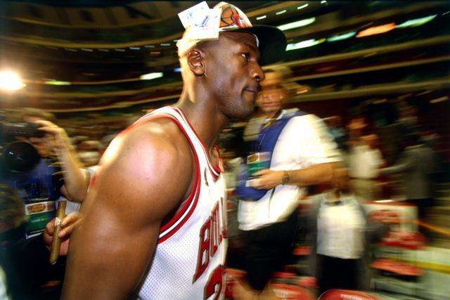 拉塞尔30分詹姆斯21+14 湖人终结鹈鹕4连胜